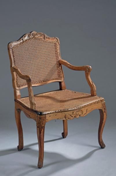 FAUTEUIL à dossier plat mouvementé en bois...