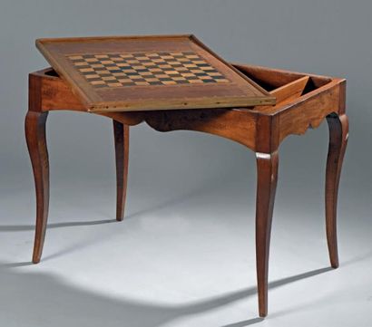 TABLE À JEU en placage de noyer et de bois...