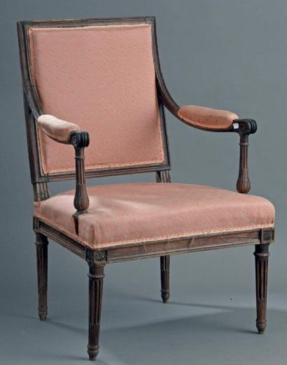 PAIRE DE LARGES FAUTEUILS à dossier plat...
