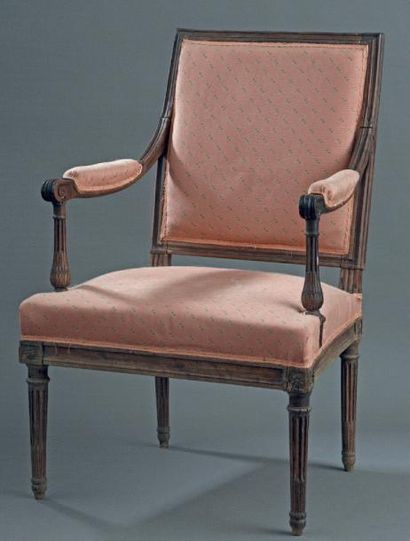 PAIRE DE LARGES FAUTEUILS à dossier plat...
