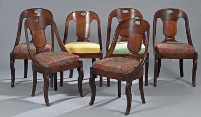 SUITE DE SIX CHAISES en acajou et placage...