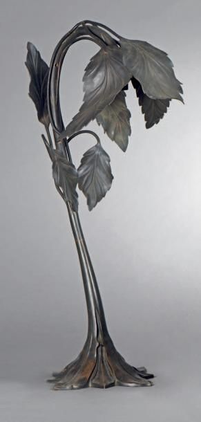 LAMPE en régule patiné et tôle représentant...