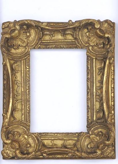Cadre en bois sculpté et doré à décor de...