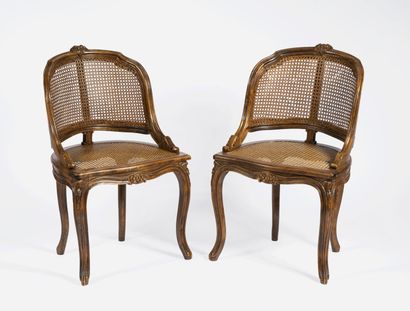 Deux fauteuils de bureau de style Louis XV
En...