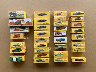 Lot 33 éléments reproduction Dinky Toys Edition...