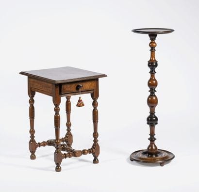 Une petite table d'appoint et une sellette
En...