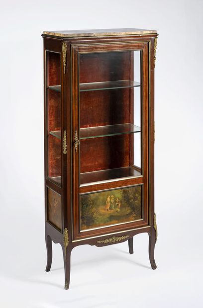 Petite vitrine
En bois et bois de placage,...