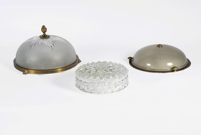 Deux plafonniers en verre et métal
En verre...