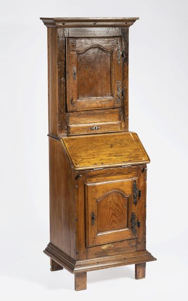 Meuble d'église en noyer
171 x 57 x 48 cm
État...