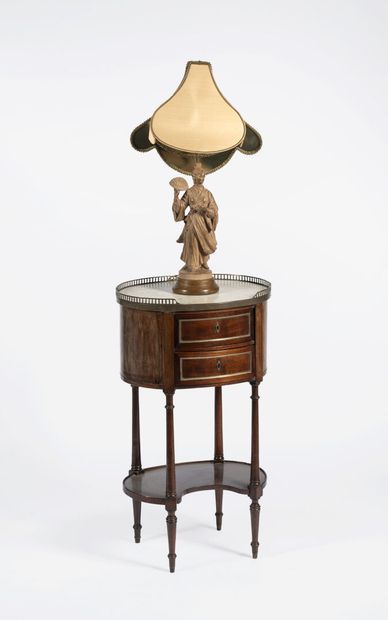 Table d'appoint de style Louis XVI
Ouvrant...