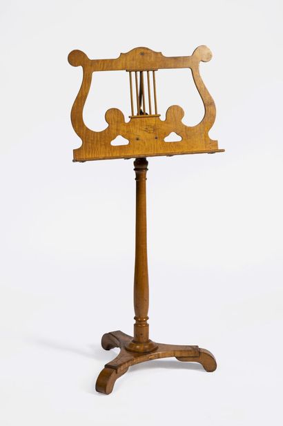 TRAVAIL BIEDERMEIER
Pupitre tripode en bois,...