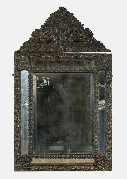 Miroir de style Louis XIII
A fronton, en...