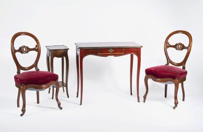 Lot de meubles comprenant:
- Petite table...