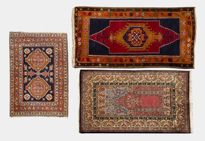 Lot de huit tapis
De styles différents
Assez...