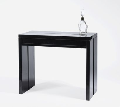 Table laquée noire- travail des années 70
Transformable...