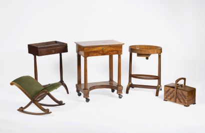 Ensemble de petit mobilier dont:
- Une petite...