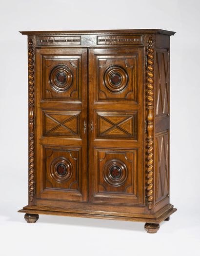 Armoire de style Louis XIII
Dimensions: 180x...