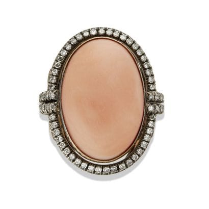 Bague corail et diamants

Sertie d'un cabochon...