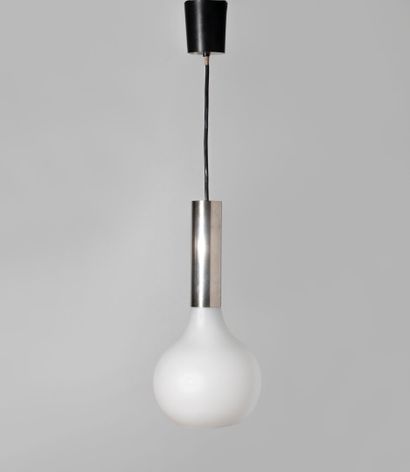 PEILL & PUTZLER 
Suspension
Globe en opaline...