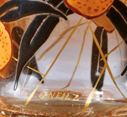 G.NEILZ & DELVAUX
Glass bowl on high, slightly...