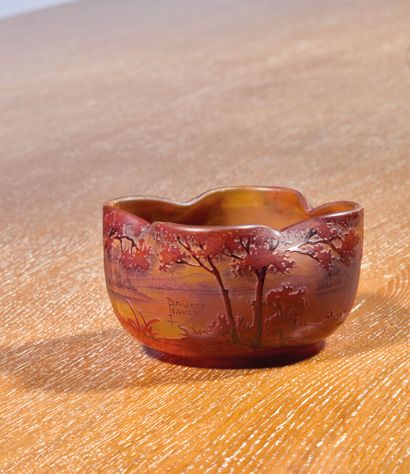 DAUM NANCY 
Small four-lobed bowl in red...