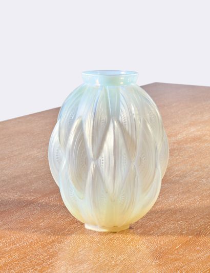 SABINO FRANCE 
Glass ovoid vase, 1930s
On...