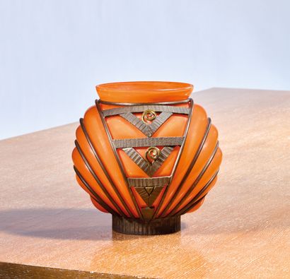 DAUM NANCY-MAJORELLE 
Orange blown glass...