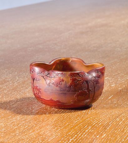 DAUM NANCY 
Small four-lobed bowl in red...