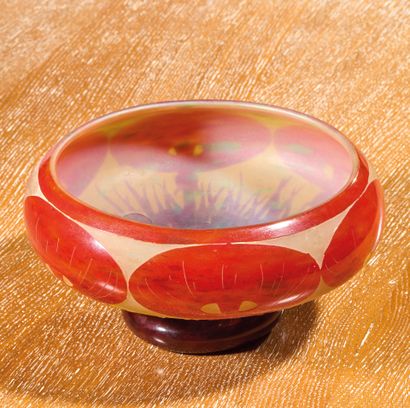 FRENCH GLASS
Coprins model bowl, circa 1920s
Circular...