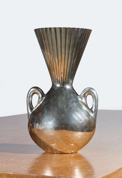 ITALIAN WORK 20th century 
Hammered silver...