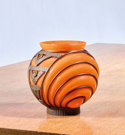 DAUM NANCY-MAJORELLE 
Orange blown glass...