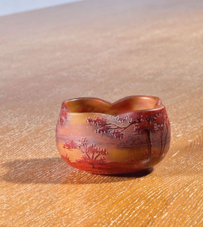 DAUM NANCY 
Small four-lobed bowl in red...