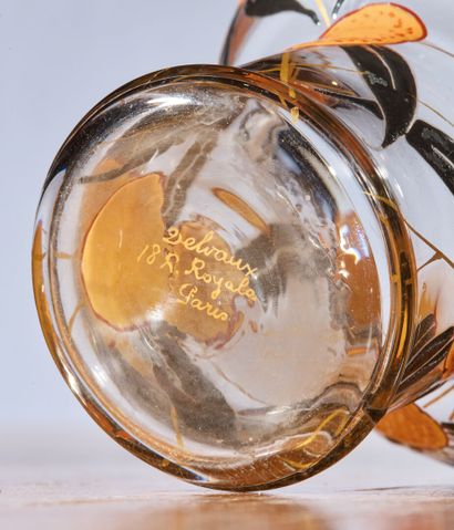 G.NEILZ & DELVAUX
Glass bowl on high, slightly...