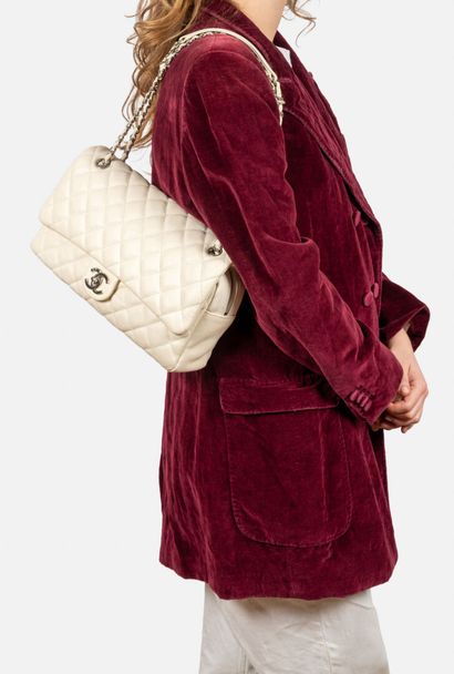 CHANEL
Flap bag in ivory quilted caviar grain...