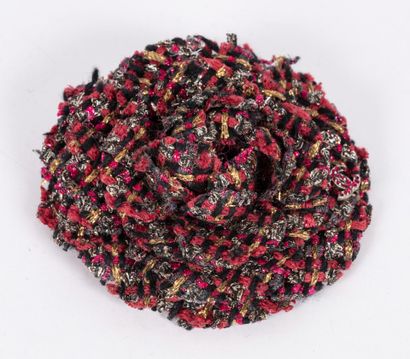 CHANEL
Tweed brooch with flower design
Signed...