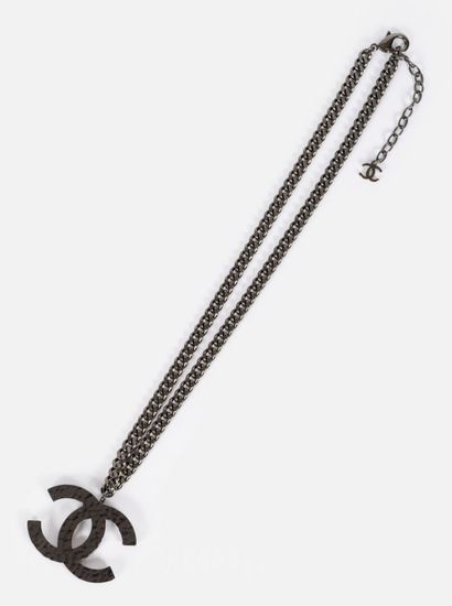 CHANEL
Necklace with black chain and CC pendant...