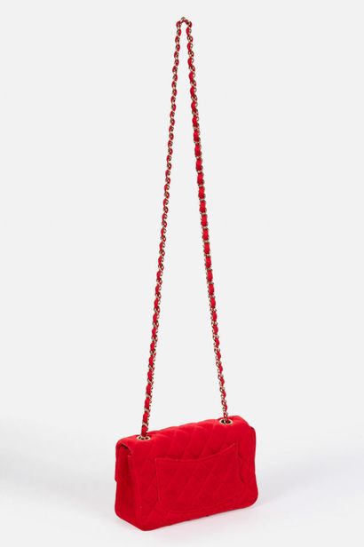 CHANEL
Classic bag with 20cm flap in red...