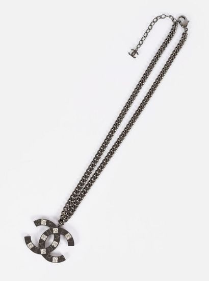 CHANEL
Necklace with black chain and CC pendant...