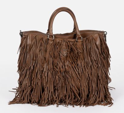 PRADA
Shopping bag in hazelnut fringed lambskin
Beige...