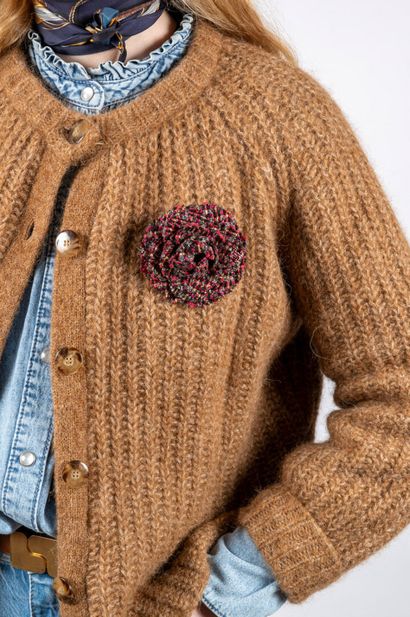 CHANEL
Tweed brooch with flower design
Signed...