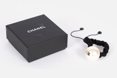 CHANEL
Head jewelry in the shape of a large...
