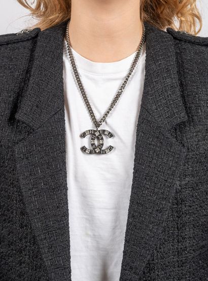 CHANEL
Necklace with black chain and CC pendant...
