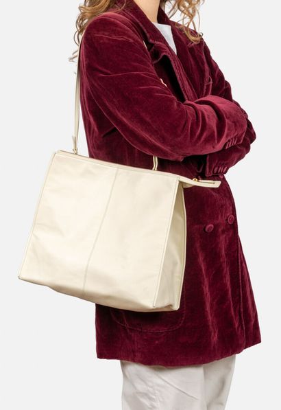 THE ROW
Shopping bag in supple ivory calfskin
Cream...