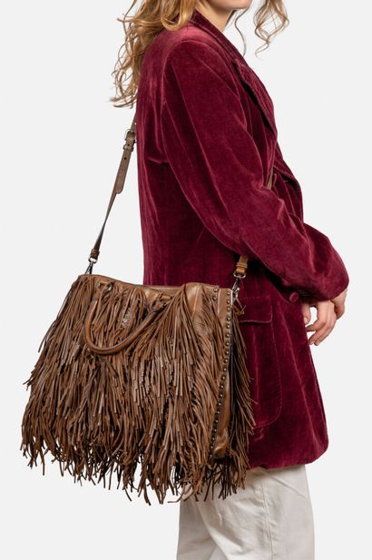 PRADA
Shopping bag in hazelnut fringed lambskin
Beige...