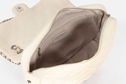 CHANEL
Flap bag in ivory quilted caviar grain...