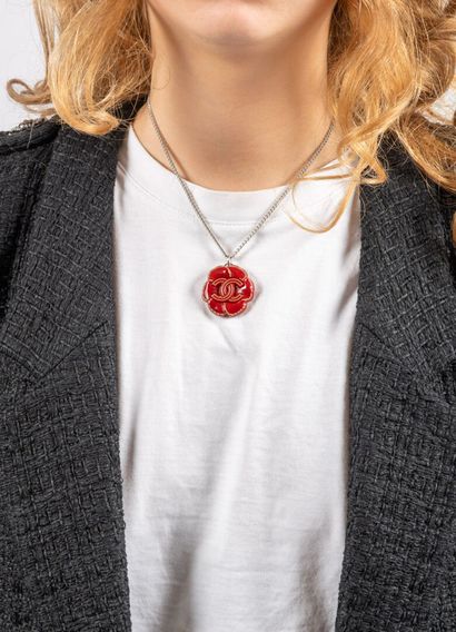 CHANEL
Necklace with silver-plated metal...