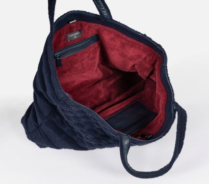 CHANEL
Navy blue cotton terry tote bag
Bordeaux...