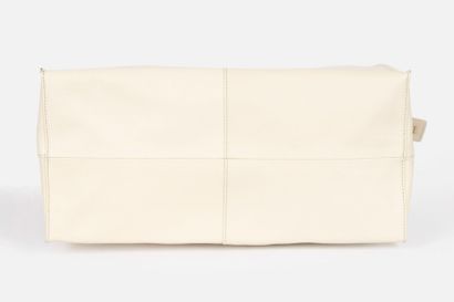 THE ROW
Shopping bag in supple ivory calfskin
Cream...