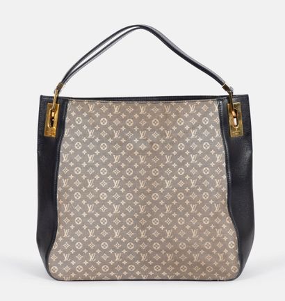 LOUIS VUITTON
Tote bag in blue grained leather...