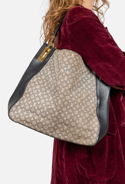 LOUIS VUITTON
Tote bag in blue grained leather...